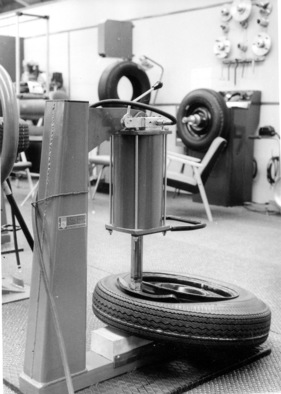 Pneumatischer Reifenabdrücker mit 2 Tonnen Druckkraft - Genfer Autosalon 1967