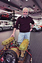 Image: Podcast "Alte Schule" episode 14 with Roland Kussmaul - Roland Kussmaul with his work