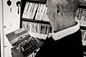 Podcast "Alte Schule" Folge 15 mit Rüdiger Etzold - Rüdiger Etzold begutachtet sein Buch "Wartung und Instandhaltung des Passat" (© Lautgut/Antenne Bayern, 2019) Podcast "Alte Schule" Folge 15 mit Rüdiger Etzold - Rüdiger Etzold begutachtet sein Buch "Wartung und Instandhaltung des Passat" (© Lautgut/Antenne Bayern, 2019)