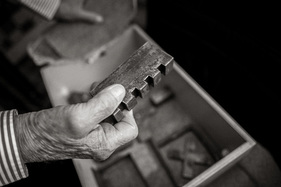 Podcast "Alte Schule" Folge 17 mit Herbert Linge - Detailaufnahme eines der Bauteile von Herbert Linge