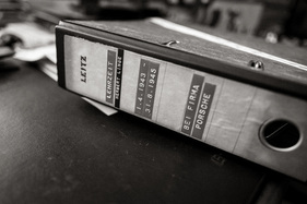 Podcast "Alte Schule" Folge 17 mit Herbert Linge - Ein Ordner aus Linge's Ausbildungszeit bei Porsche