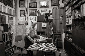 Podcast "Alte Schule" Folge 17 mit Herbert Linge - Herbert Linge in seinem Zimmer, welches dem Automobil gewidmet ist