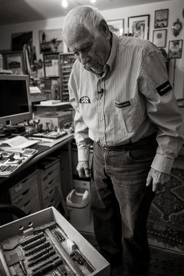 Podcast "Alte Schule" Folge 17 mit Herbert Linge - Herbert Linge mit seinen Werkzeugen aus der Zeit bei Porsche