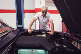 Podcast "Alte Schule" Folge 18 mit Peter Mücke - Peter Mücke begutachtet das Innenleben eines seiner Autos