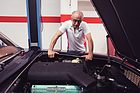 Image: Podcast "Alte Schule" episode 18 with Peter Mücke - Peter Mücke examines the interior of one of his cars