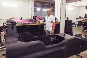 Podcast "Alte Schule" Folge 18 mit Peter Mücke - Peter Mücke zusammen mit einer Karosserie in seiner Werkstatt