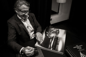 Podcast "Alte Schule" episode 19 with René Staud - René Staud with one of his books