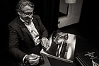 Podcast "Alte Schule" episode 19 with René Staud - René Staud with one of his books