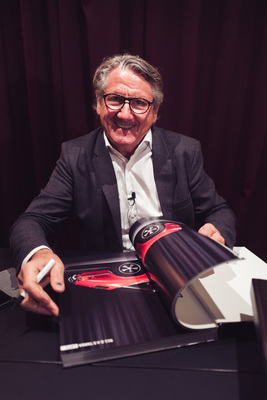 Podcast "Alte Schule" Folge 19 mit René Staud - René Staud zusammen mit einem seiner Bücher im Portrait