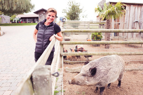 Podcast "Alte Schule" Folge 20 mit Sabine Schmitz - Das Leben abseits der Rennstrecke ist den Wildschweinen gewidmet