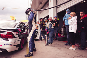 Podcast "Alte Schule" Folge 20 mit Sabine Schmitz - Zu einem Rennfahrerleben gehört halt auch das Tanken dazu