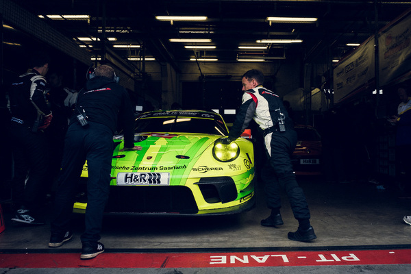 Bild: Podcast "Alte Schule" Folge 22 mit Olaf Manthey - Porsche 911 von Manthey Racing in der Box