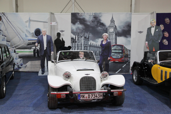 Politischer Setup - Panther mit Trump, Merkel und May - Techno Classica Essen 2018