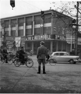 Polizist schaut vor dem Autosalon, dass alles seine Ordnung hat - Genfer Autosalon 1960