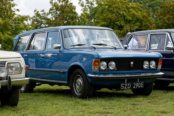 Polski Fiat 125p Kombi (1986) , liebevoll restaurierter, seltener Kombi. Eine der vom heutigen Besitzer vorgefundenen Farben am Fahrzeug war das Blau, für das er sich dann entschied – OMMMA 2023
