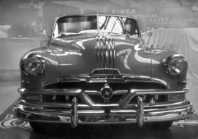 Pontiac  (1952) - hier wird die horizonale Linie unterstrichen