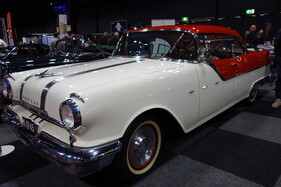 Pontiac Chieftain 870 Catalina (1955) – Hardtop-Coupé der mittleren Modellreihe – Classic Car Show Maastricht 2024 (1955)