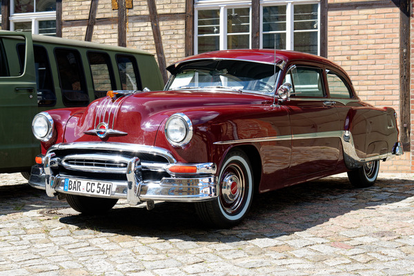 Pontiac Chieftain Deluxe Two-Door Sedan (1954) – als die Pontiacs noch den Indianerkopf in den Fahrtwind hielten – Oldtimer Open Air 2024