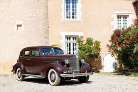 Pontiac Eight Touring Saloon Model 28 (1938) - Lot 034 at the Artcurial Musée Automobile du Château de Vernon auction 2025