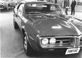 Pontiac Firebird (1967) - mit derselben Rohkarosserie wie der Chevolet Camaro, Front und Heck sind modifiziert - Genfer Autosalon 1967