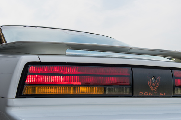 Pontiac Firebird (1994) - Heckansicht mit originalem Flügelwerk