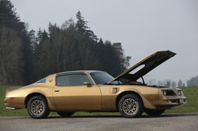 Pontiac Firebird Trans Am (1978) - die Lufthutze hebt sich nicht, wenn die Motorhaube geöffnet wird