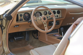 Pontiac Firebird Trans Am (1978) - a cockpit like in a racing car of the time
