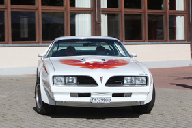 Pontiac Firebird TransAm (1977) - in Weiss, aber mit Feuervogel - Albisgütli Classic Cars & Bikes August 2022