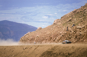 Pontiac Firebird mit ziemlich viel Power auf dem Weg zur Spitze - Bergrennen Pikes Peak 1987 Pontiac Firebird mit ziemlich viel Power auf dem Weg zur Spitze - Bergrennen Pikes Peak 1987