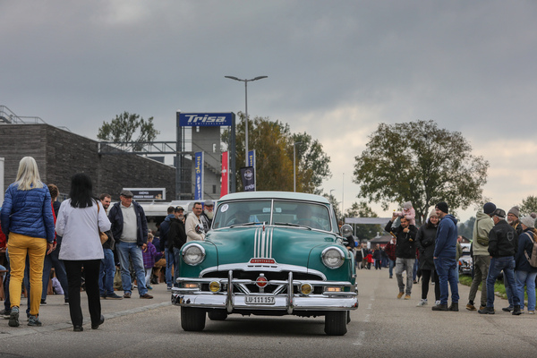 Pontiac Star Chief (1954) - beim Verlassen des Treffens - FNA Jahrestreffen 2025