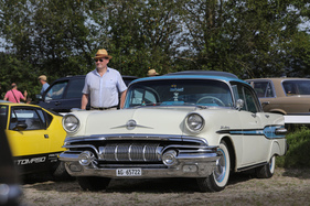 Pontiac Star Chief Custom Four-Door Catalina (1957) - Amerikaner im eleganten Zweifarben-Kleid - 6. Lägern Classic 2023 (1957)