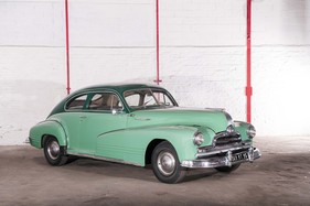 Pontiac Streamliner 8 Sedan Coupé (1947) - als Lot 05 angeboten an der Artcurial "On the Road" Versteigerung am 9. Oktober 2016 Pontiac Streamliner 8 Sedan Coupé (1947) - als Lot 05 angeboten an der Artcurial "On the Road" Versteigerung am 9. Oktober 2016