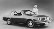 Pontiac Sunbird 2-Door Coupe (1976) – mit "Opera Windows" und Vinyldach (1976)