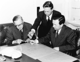 Porsche, 1956: Erwin Komenda (Mitte) diskutiert technische Details mit Chefkonstrukteur Karl Rabe (links) und Ferry Porsche