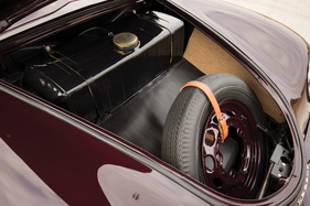 Porsche 356 1500 (1953) - Blick in den Kofferraum, ausser für den Tank und das Reserverad war da aber nicht allzuviel Platz (1953)