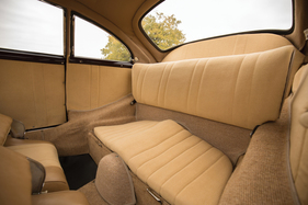 Porsche 356 1500 (1953) - umklappbare Rücksitze - entweder für zwei kleine Kinder ...