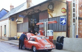 Porsche 356 1600 Super (1957) – vor Porsches "Le-Mans-Hauptquartier" in Teloché