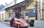 Porsche 356 1600 Super (1957) – vor Porsches "Le-Mans-Hauptquartier" in Teloché