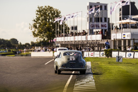 Porsche 356 (1952) - Tony Best im Rennen um die Fordwater Trophy - Goodwood Revival 2018