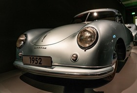 Bild Porsche 356 (1952) - in der Ausstellung "PS:. Ich liebe Dich. Sportwagen-Design der 1950er - 1970er Jahre"