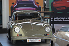 Porsche 356 (1958) - vor moderneren Typen auf Plakaten - Retro Classics Stuttgart 2020