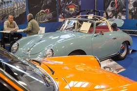 Porsche 356 (1958) - wartet auf die Arbeit des Autosattlers - Auto e Moto d'Epoca 2022