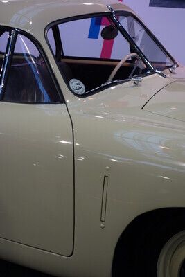 Porsche 356/2 Gmünd (1948) – in der Ausstellung "Porsche Driven by Dreams"