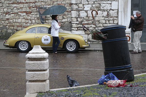 Porsche 356 A 1500 GS Carrera (1957) an der Mille Miglia 2013 - Mit Regenschirmen überfüllte Abfalleimer