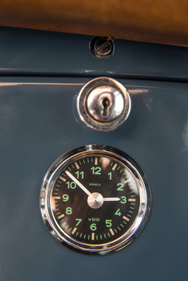Porsche 356 A 1600 Super (1957) - Uhr im Deckel des Handschuhfachs