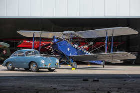 Porsche 356 A 1600 Super (1957) - vor einer De Havilland 595 Gipsy Moth von 1931