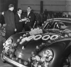 Porsche 356 A (1956) - Feier anlässlich des 10'000. Porsches in Stuttgart - der österreichische Meister Ernst Vogel (links) erhält aus den Händen von Ferry Porsche und Rennleiter von Hanstein ein silbernes Coupé
