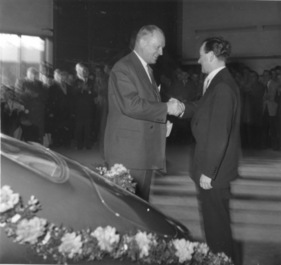 Porsche 356 A (1956) - Feier zum 10'000. Porsche in Stuttgart - Ferry Porsche (rechts) dankt Prof. Nordhoff, dem Leiter des Volkswagenwerkes, für seine wohlwollenden Worte