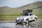Bild: Porsche 356 A (1957) - der Wagen scheint sich nach einem Bad zu sehnen - Rallye Peking-Paris 2013
