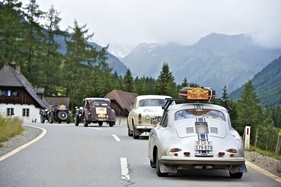Porsche 356 A (1957) - der Wüste entronnen, wieder auf festen Wegen, zusammen mit Autos verschiedener Zeitalter - Rallye Peking-Paris 2013
